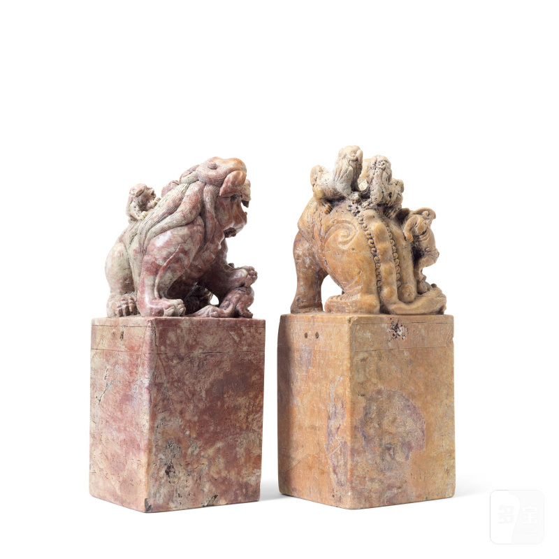 民國 壽山石雕佛獅印鈕一對 | A PAIR OF VERY LARGE CARVED SOAPSTONE 'BUDDHIST LIONS' SEALS - 图3